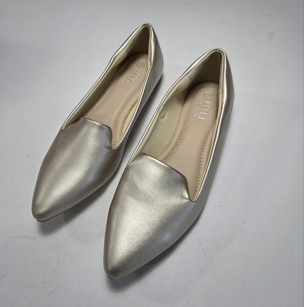 NWNT MUSSHOE Elegant Gold Flats for Women Size 9